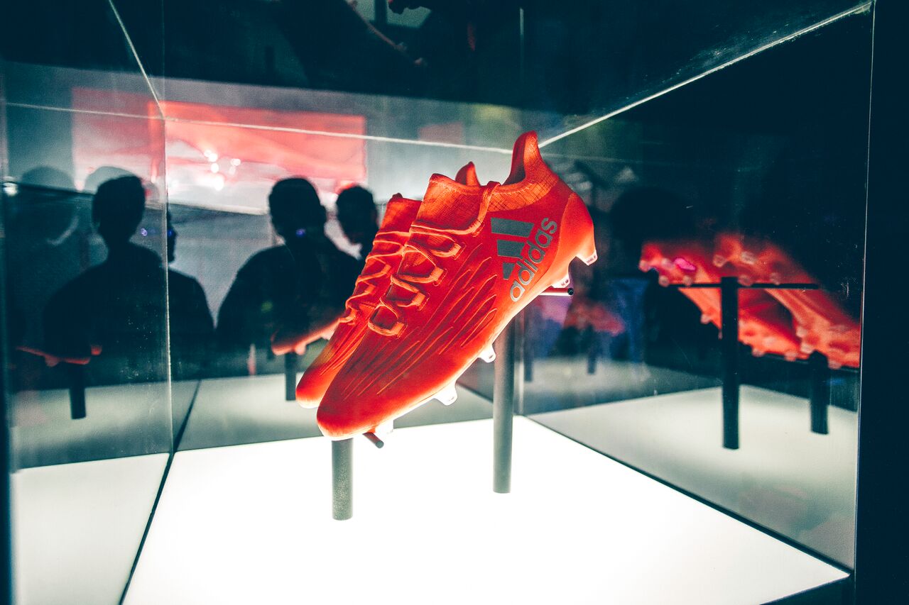 Juega a la velocidad de la luz con adidas Desempacados