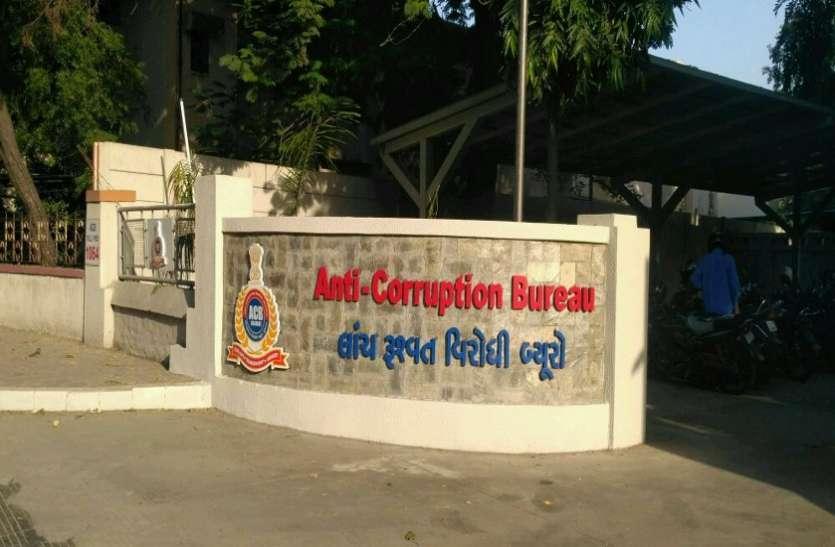 ACB Gujarat arrests Range Forest Officer and his aide in bribe case DeshGujarat