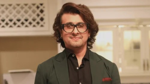 আজান শোনার মুহূর্তেই গান থামিয়ে প্রশংসা কুড়ালেন সনু নিগম