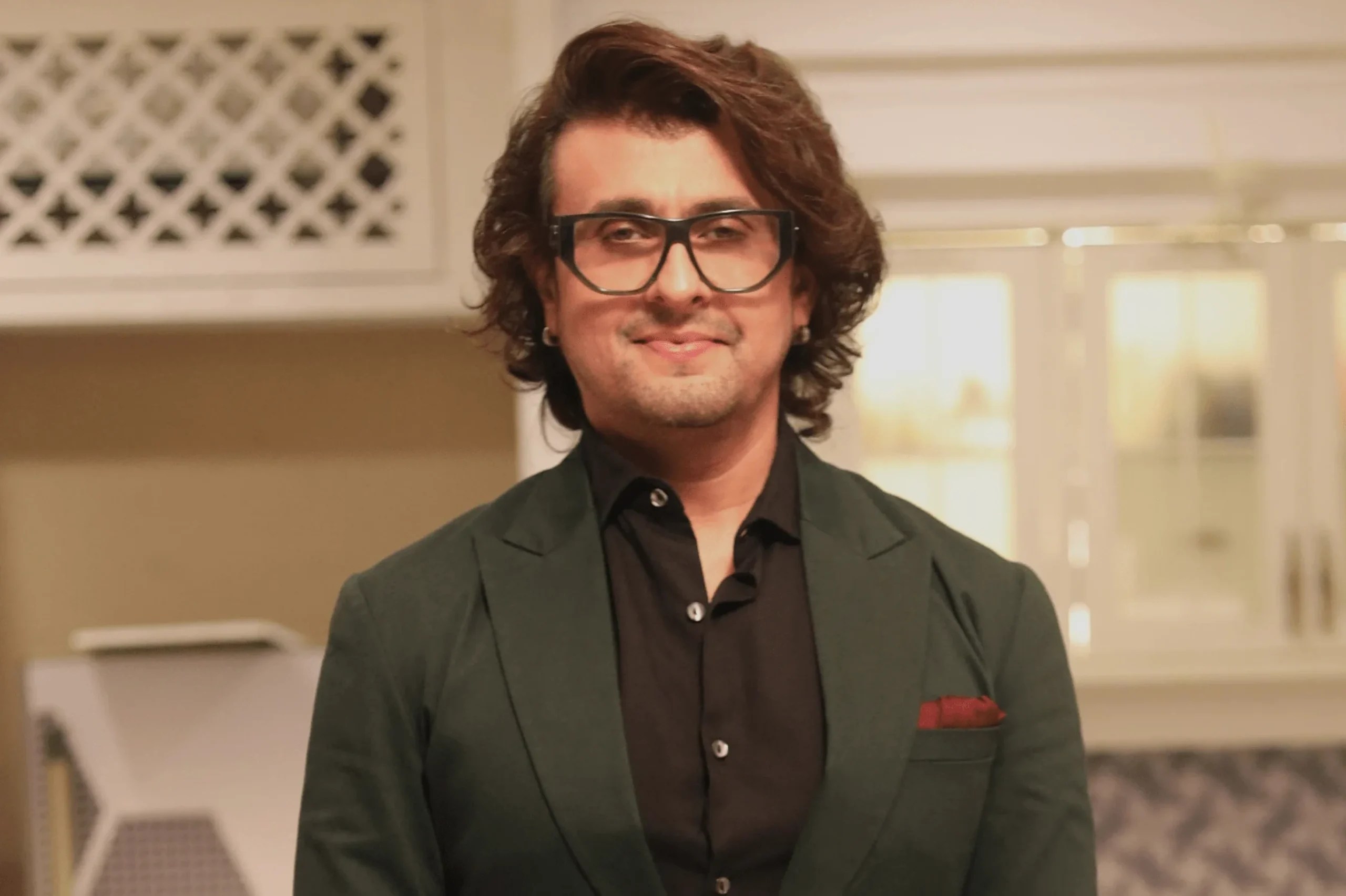 আজান শোনার মুহূর্তেই গান থামিয়ে প্রশংসা কুড়ালেন সনু নিগম