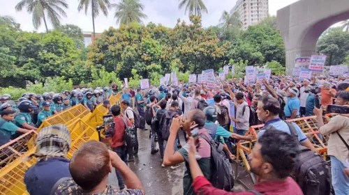 দশম গ্রেডের দাবিতে শাহবাগ অভিমুখে পদযাত্রায় পুলিশের বাধা, সংঘর্ষের পরিস্থিতি