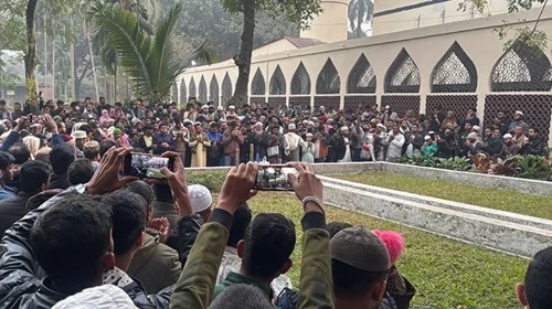 শহীদ ওসমান হাদির কবরে শুভাকাঙ্ক্ষীদের ভিড় ও শ্রদ্ধা নিবেদন