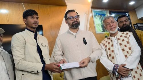 বিশ্বকাপজয়ী ক্রিকেটার শাহীন আলমের পাশে আমিনুল হক