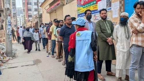 ঢাকা ৪ আসনে ধীরগতির ভোটগ্রহণ, লাইনে অপেক্ষায় ভোটারদের ভিড়