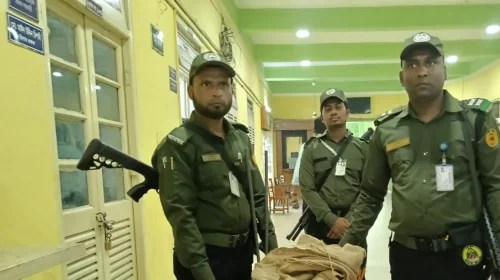 ঢাকা-১০ আসনে ১৬৩ কেন্দ্রের নির্বাচনি সামগ্রী বিতরণ