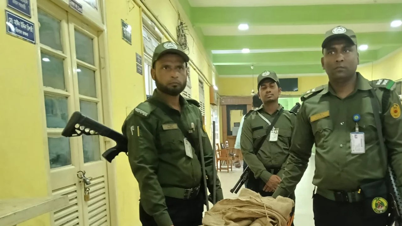 ঢাকা-১০ আসনে ১৬৩ কেন্দ্রের নির্বাচনি সামগ্রী বিতরণ