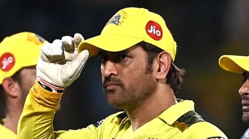 আইপিএলের শুরুতেই বড় ধাক্কা খেল চেন্নাই, চোটের কারণে মাঠের বাইরে ধোনি