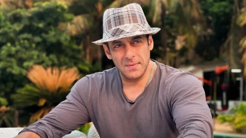 শার্টলেস ছবিতে পেশিবহুল শরীর উঁচিয়ে নেটদুনিয়ায় ঝড় তুললেন সালমান খান