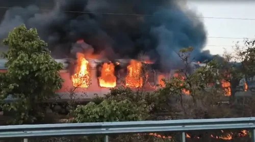 চলন্ত রাজধানী এক্সপ্রেসের এসি বগিতে অগ্নিকাণ্ড ও অল্পের জন্য রক্ষা পেলেন ৬৮ যাত্রী