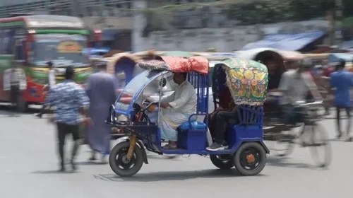 ঢাকায় এআই প্রযুক্তিতে স্বয়ংক্রিয় ট্রাফিক মামলা শুরু হলেও কার্যকারিতা নিয়ে চালক ও বিশেষজ্ঞদের সংশয়