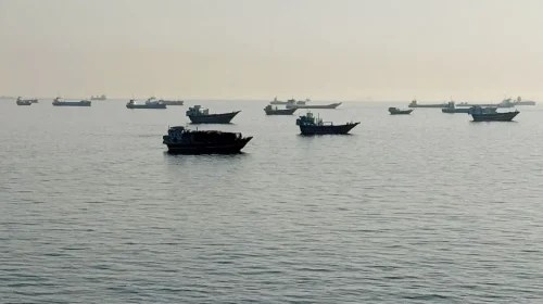 হরমুজ প্রণালিতে আটকে পড়া ১৩টি বাণিজ্যিক জাহাজ উদ্ধারে ভারতের জরুরি অভিযান