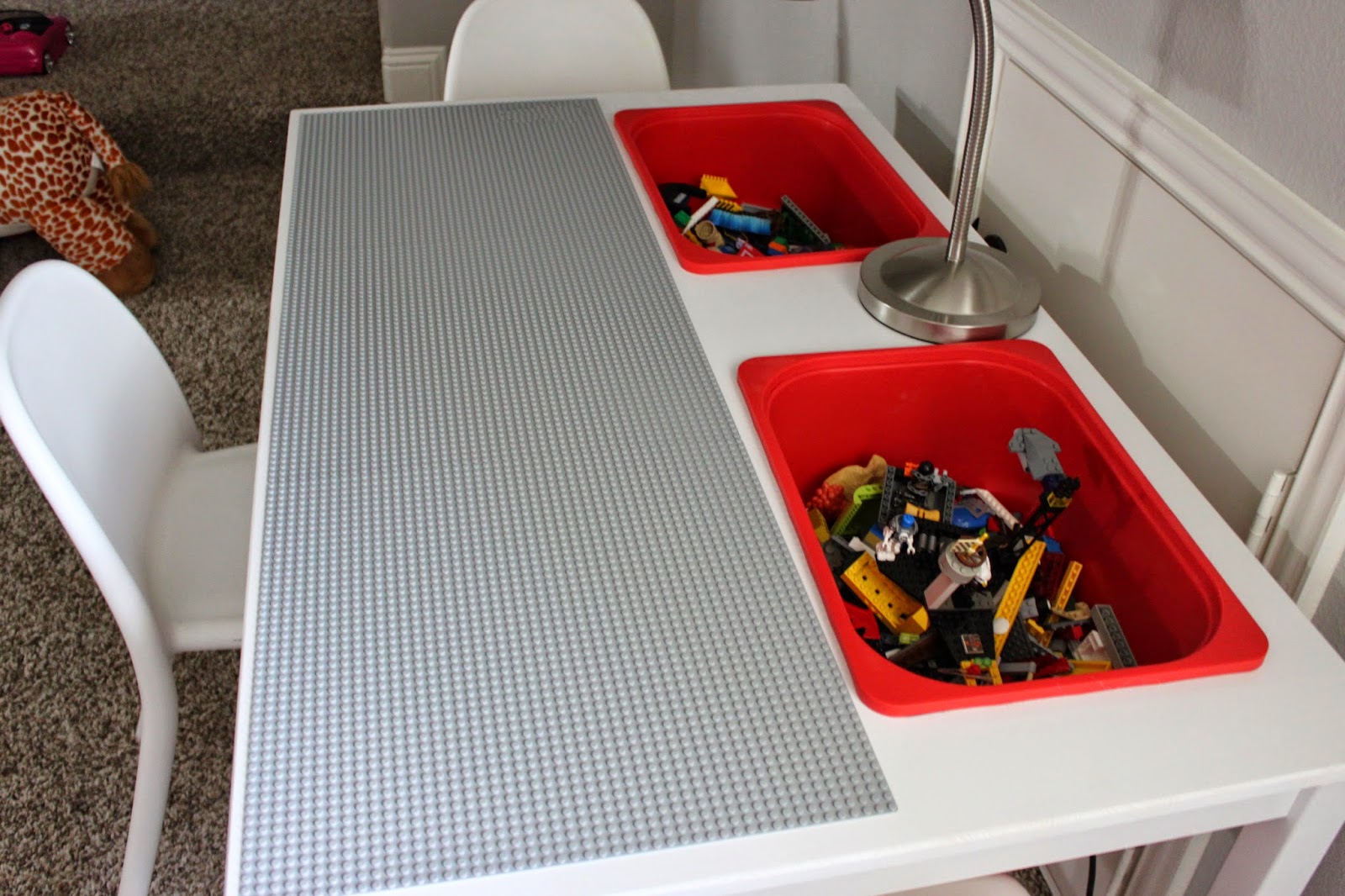 Il transforme une simple table Ikea en une superbe table de jeux pour