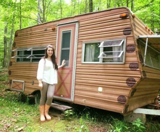 Une ado de 14 ans retape une caravane en un coin girly à