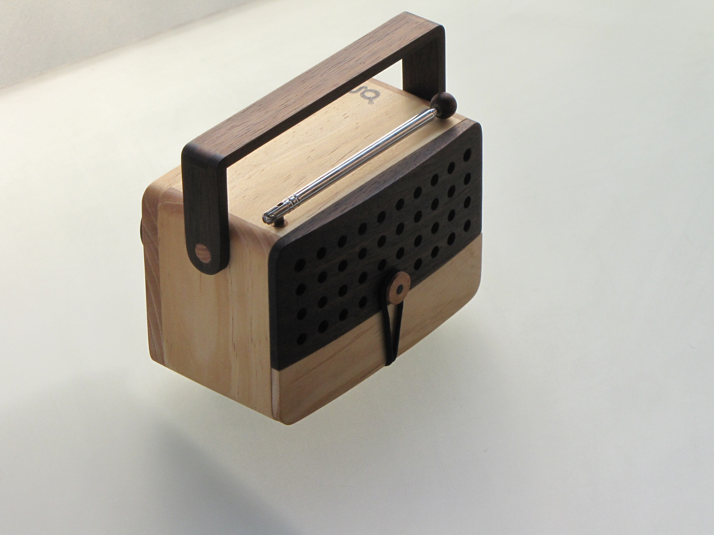 Design With Benefits Mikro wooden radio