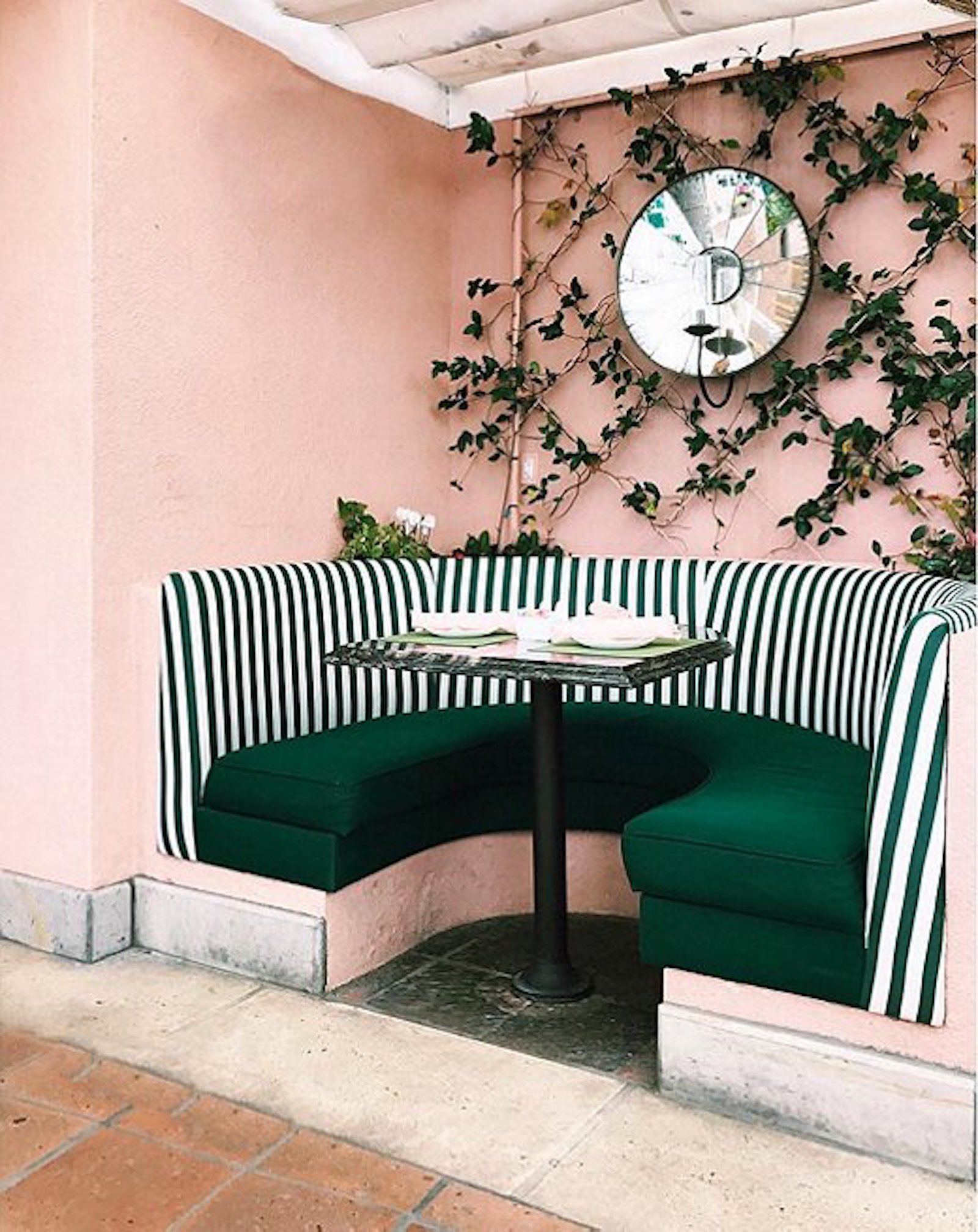 Retro interior design Style guide with expert knowledge on all things