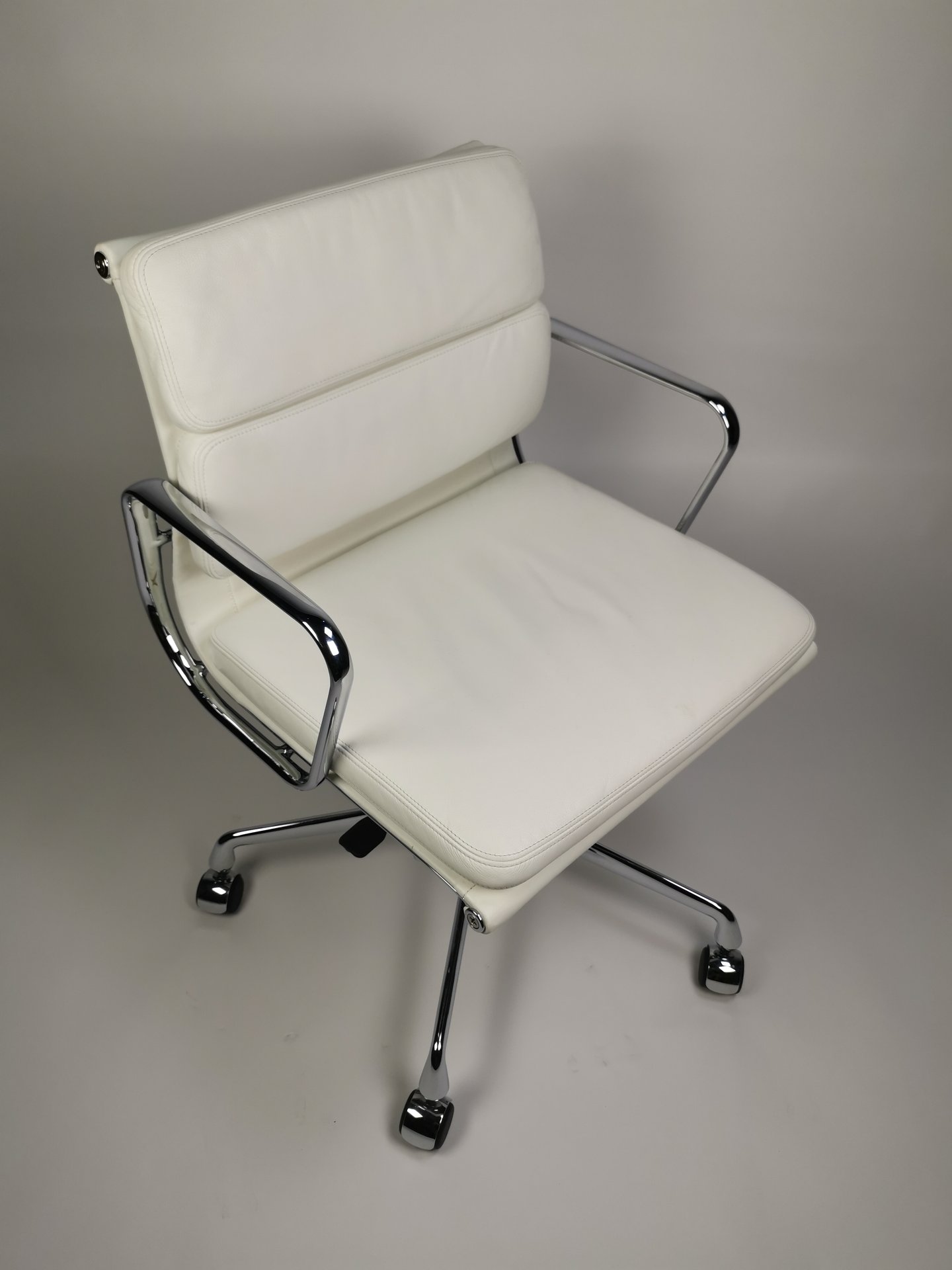 Vitra Alu Chair EA 217 in Softpad Leder weiß Designclassics