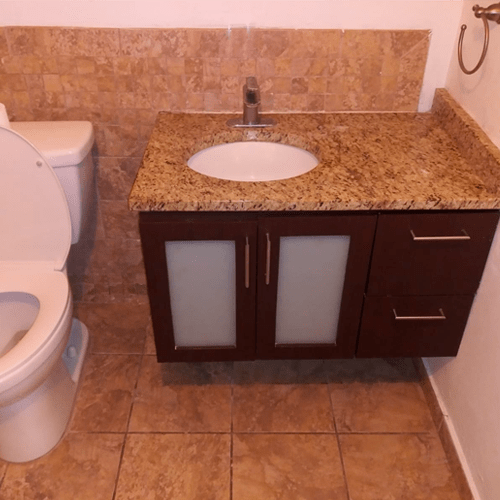 Vanity Hecho a la Medida en PVC con Tope en Granito o Cuarzo