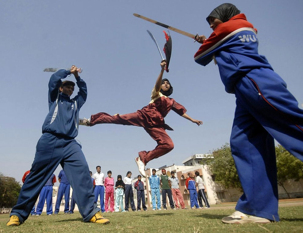 Photo Beauty Women with Weapons
