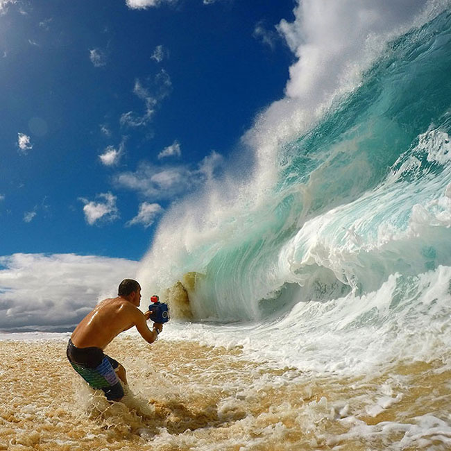 This is How You Photograph Giant Waves Crashing on a Beach » Design You