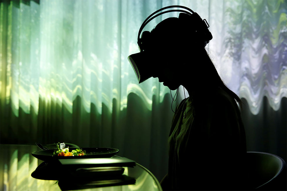 “Eating in Virtual Reality” This Restaurant In Japan Fuses Food With