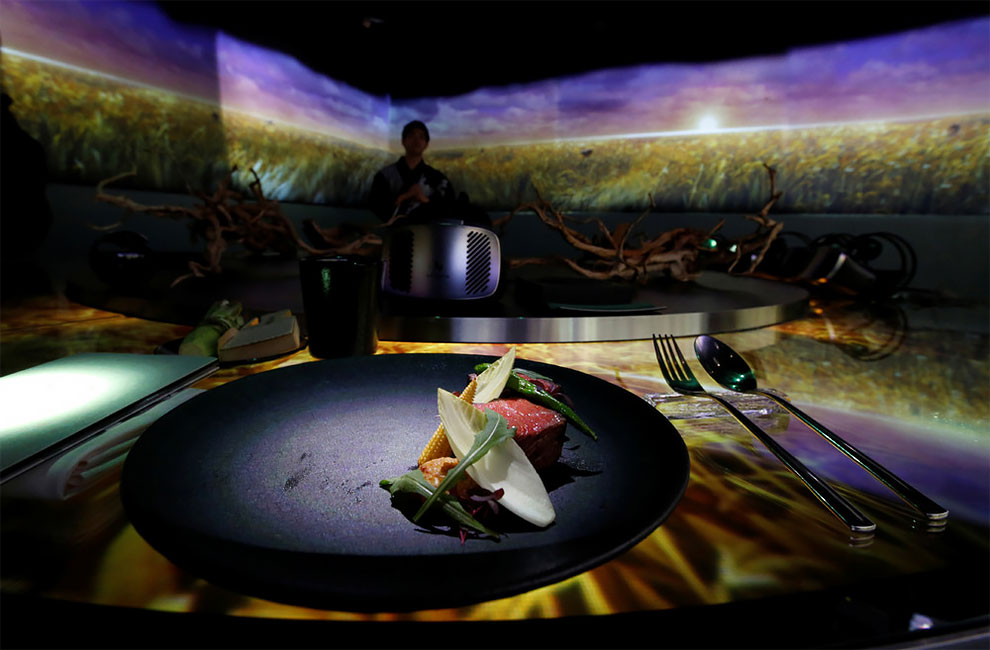 “Eating in Virtual Reality” This Restaurant In Japan Fuses Food With