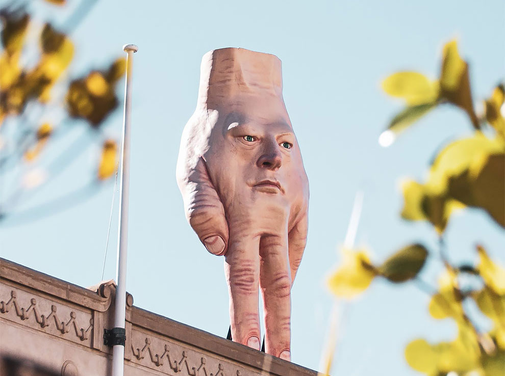 Giant Hands Papirio