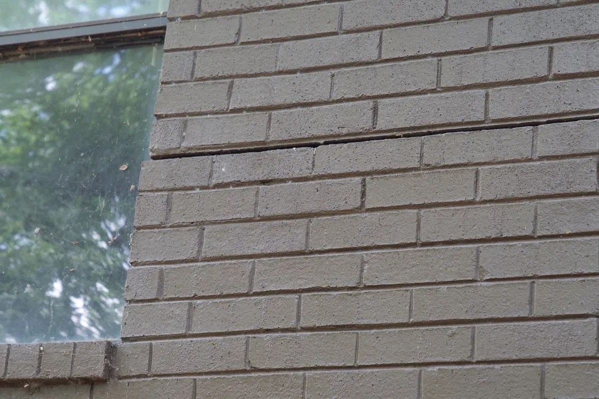 Types of Foundation Cracks and Their Implications - 2024 Guide - Desk