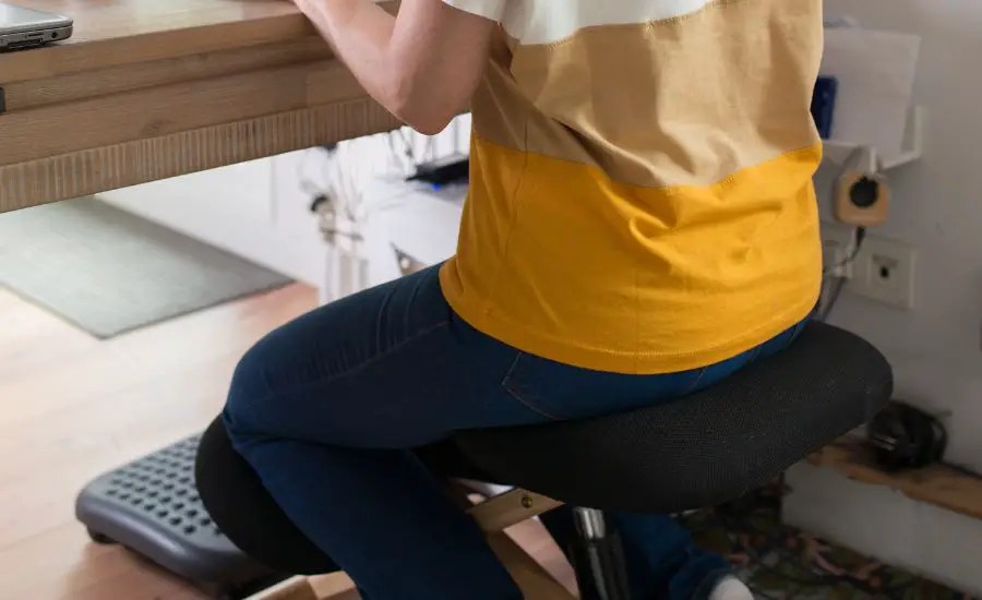 Kneeling Chair Vs Standing Desk Best Guide & Helpful Review