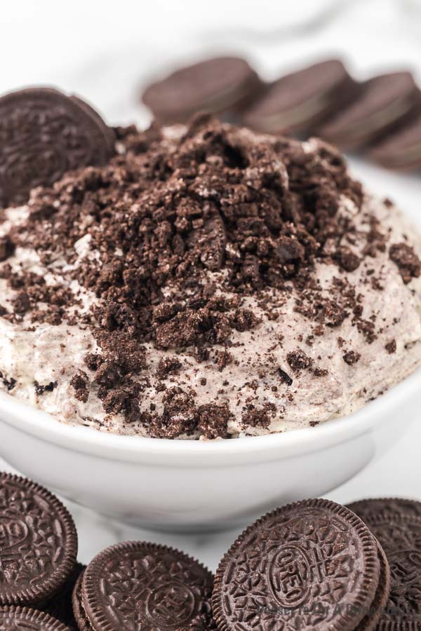 Easy Oreo Fluff Recipe only 4 ingredients! Oreo fluff dessert