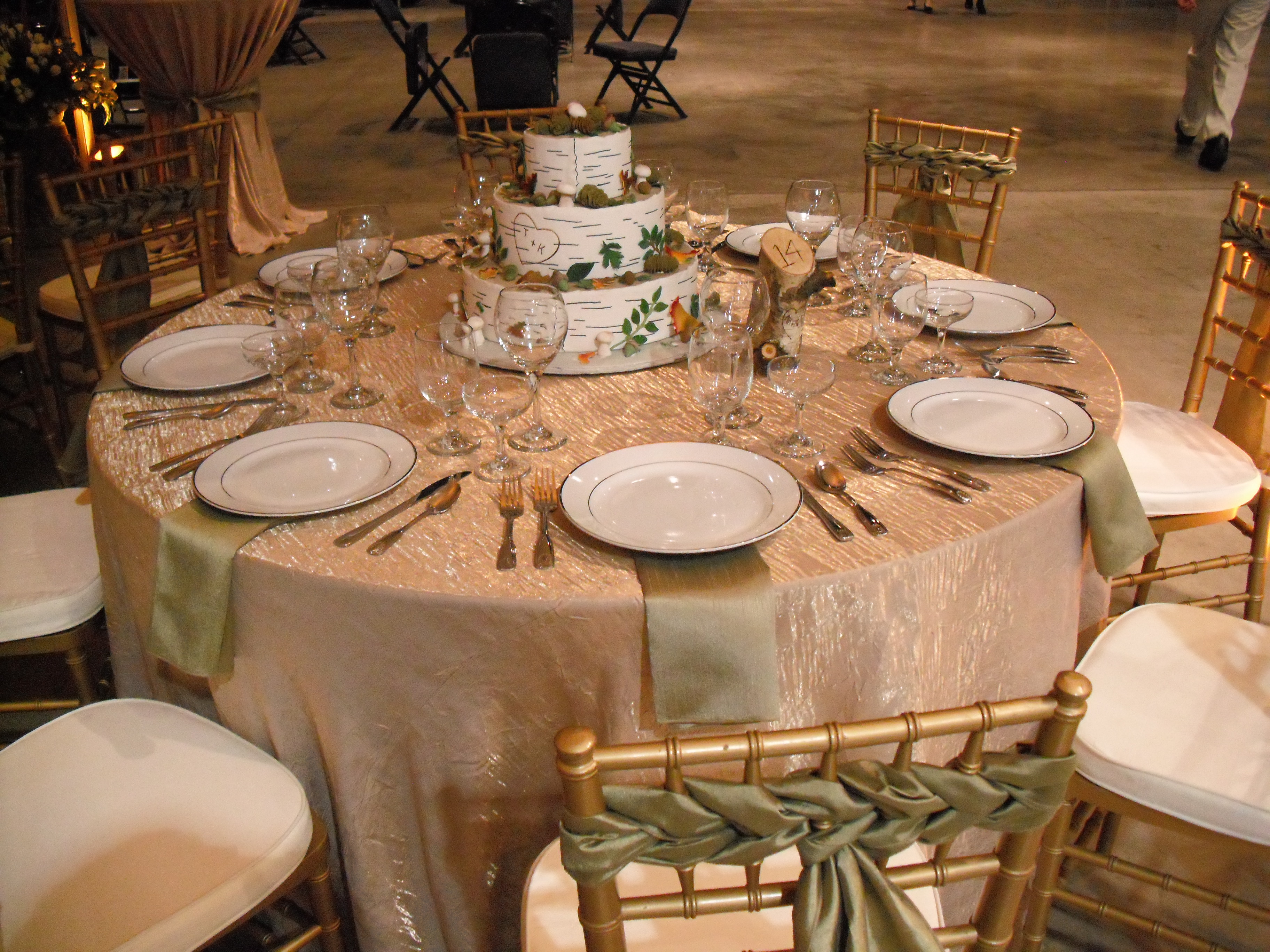 Destination Events 132 Inch Round Iridescent Crush Destination Events