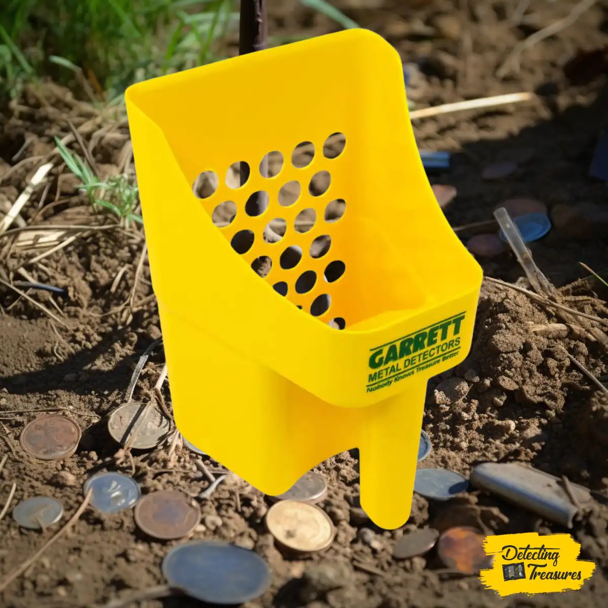 8 Best Sand Scoop for Metal Detecting (Tested & Reviewed!)