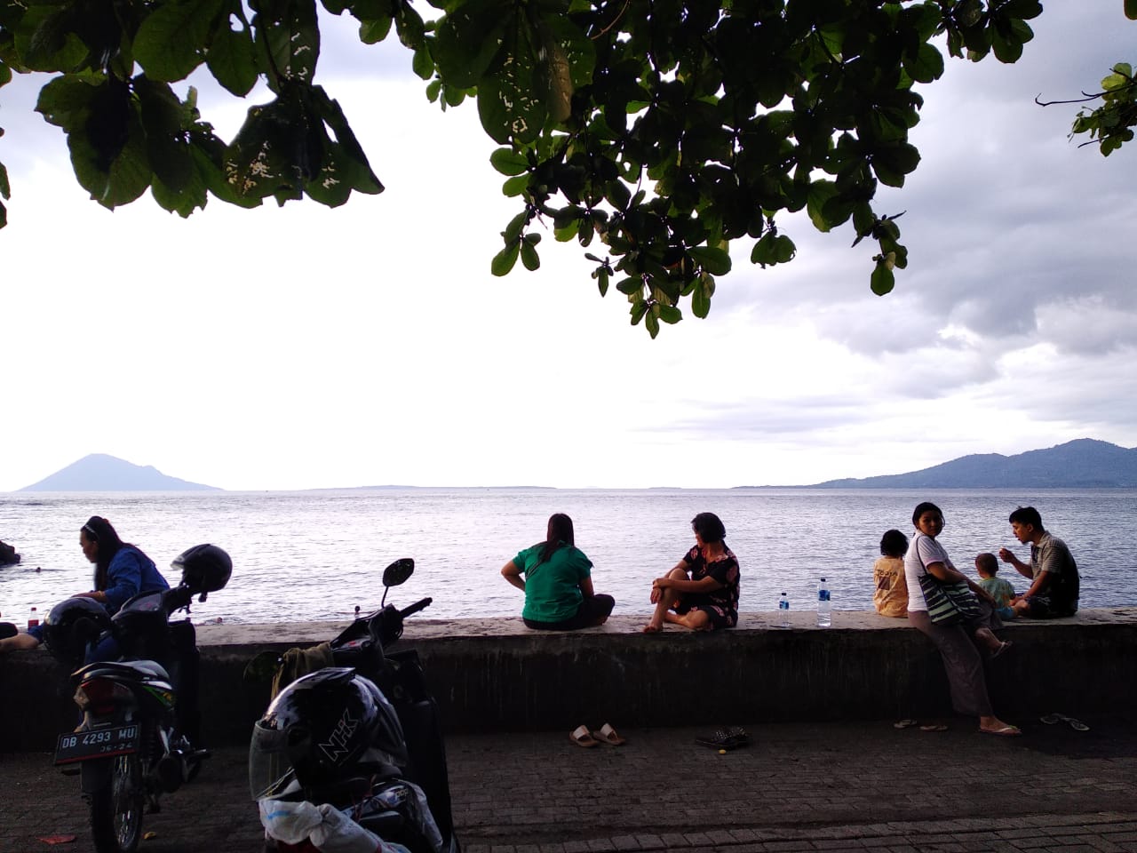 Suasana dan Keindahan Pantai Malalayang Manado di Sore Hari - Detik Manado
