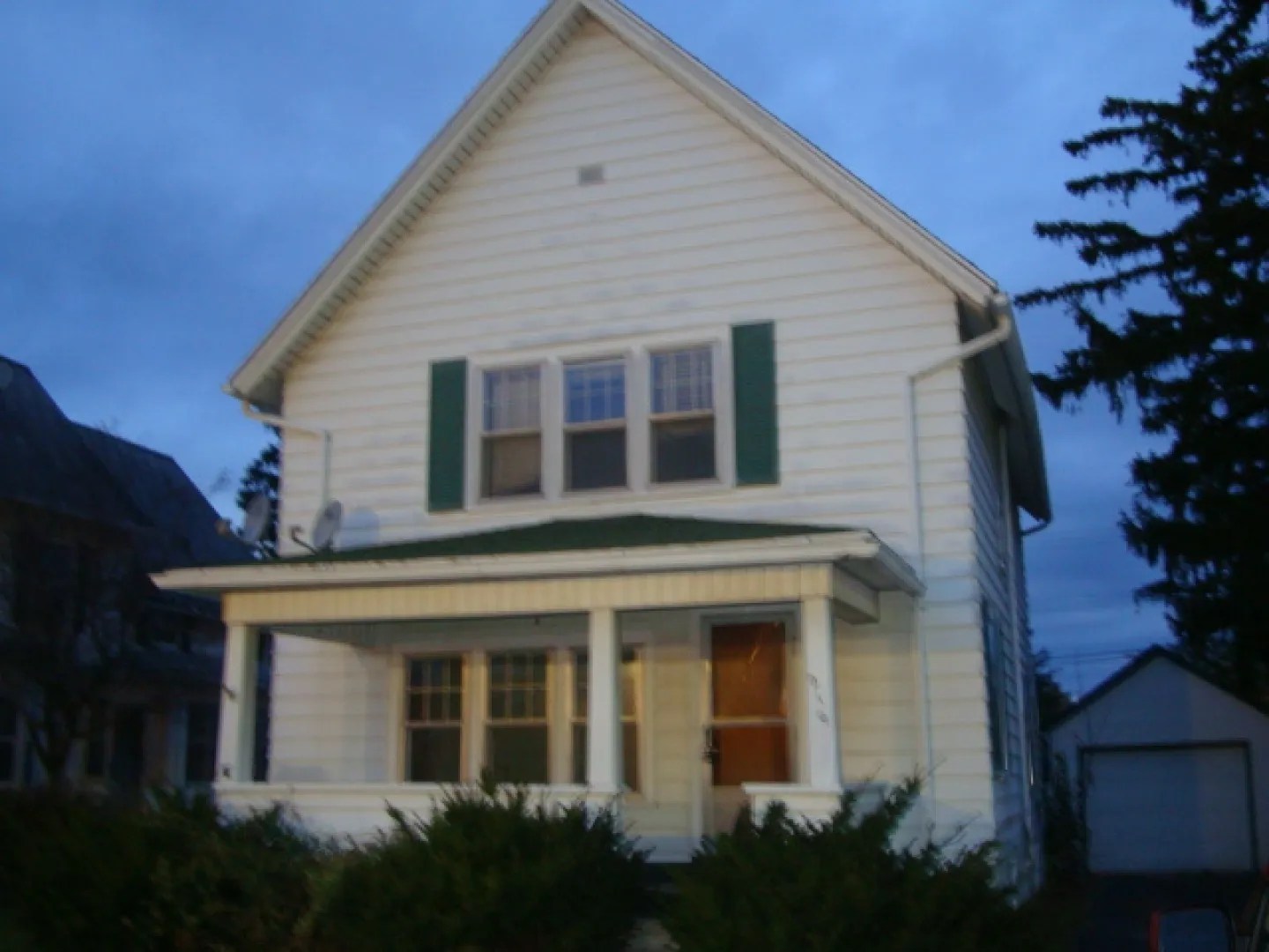 219 E Grand River Wow… Nice Colonial in Fowlerville Detroit