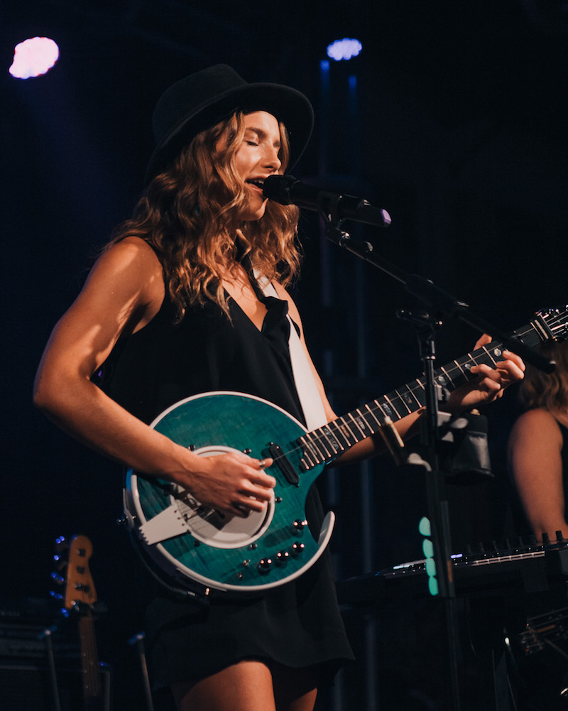 Photos Caroline Jones The official site of singer songwriter