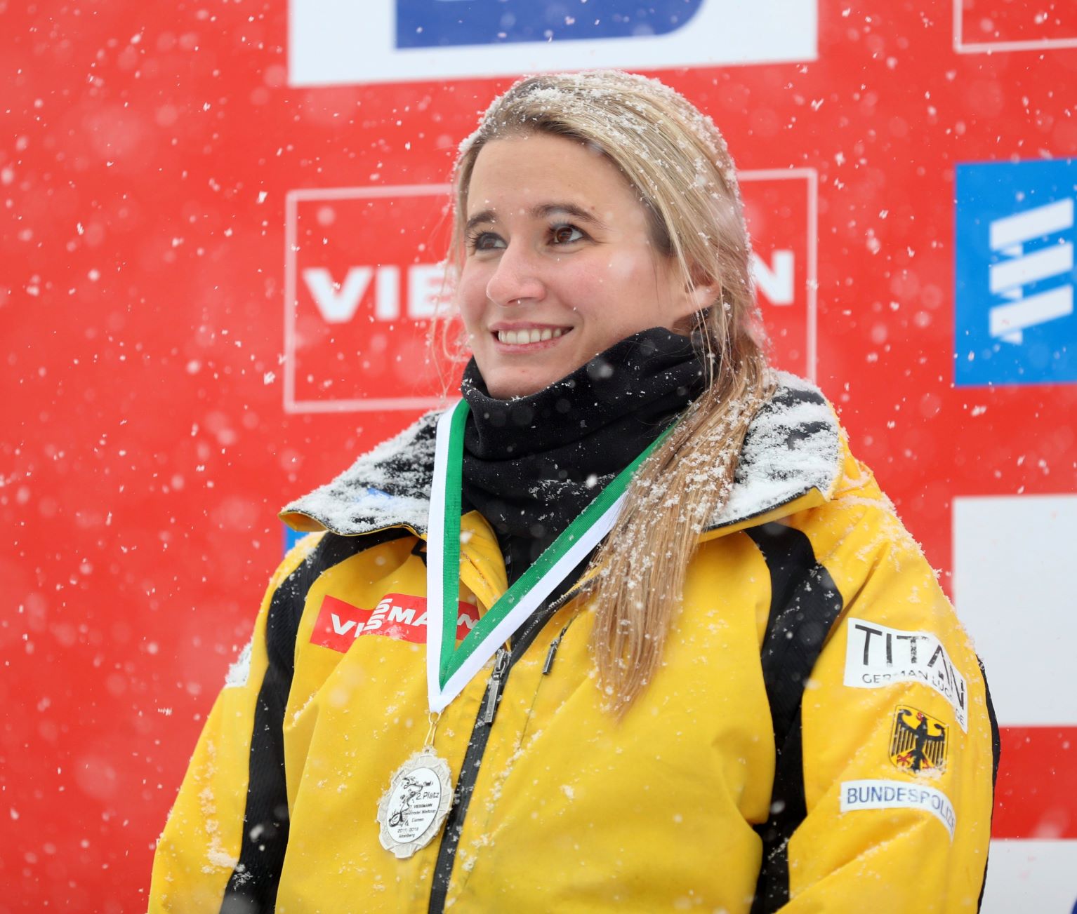 Sandra Robatscher feiert nach einem Durchgang ersten WeltcupSieg