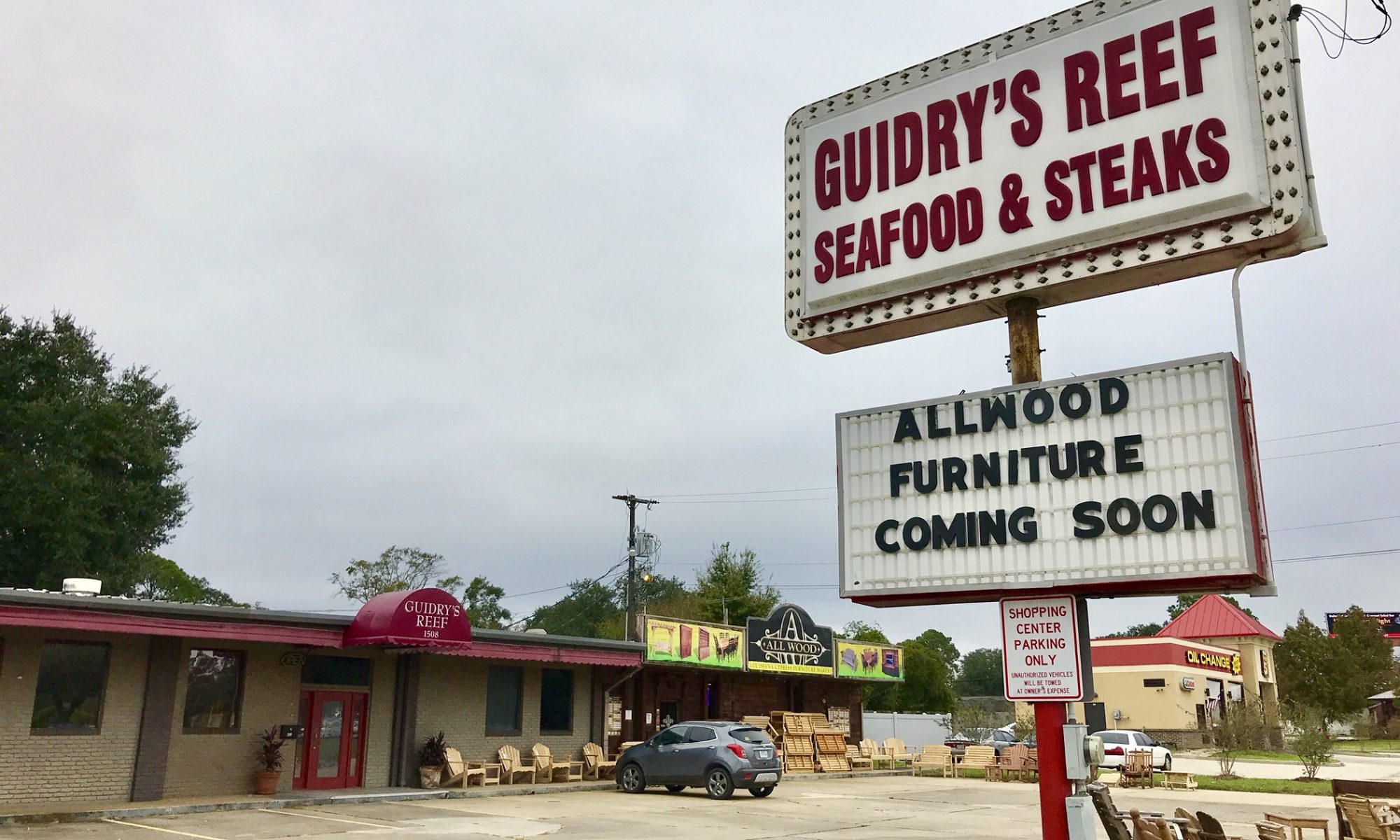 All Wood Furniture Moving Into Former Guidry’s Reef on Pinhook