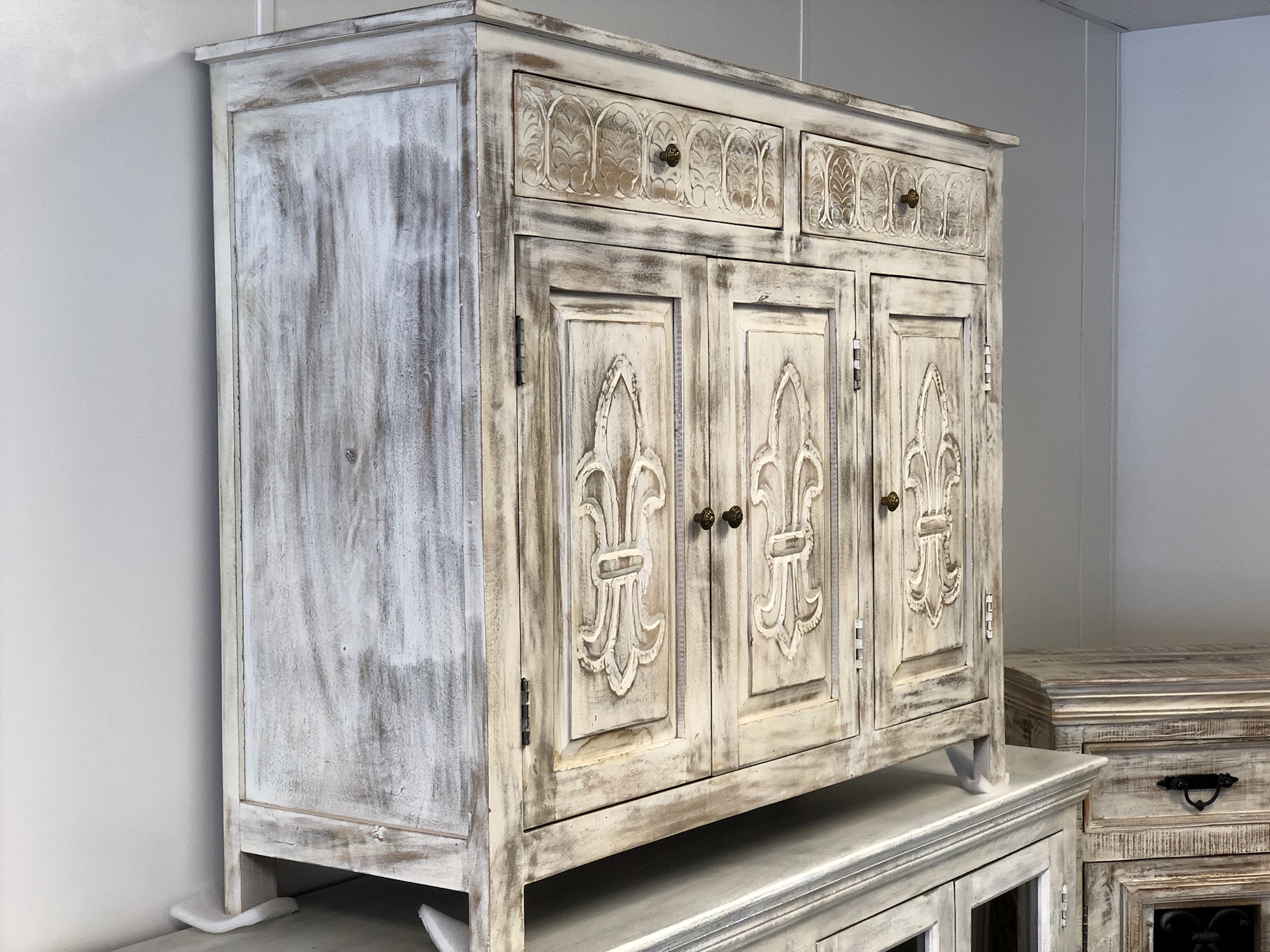 Custom Hardwood Retailer, Rustic House Furniture, Expands Into