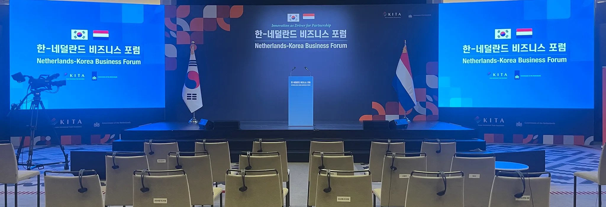 1.9mm Video LED Cubes Rental LED Columns 90degree corner