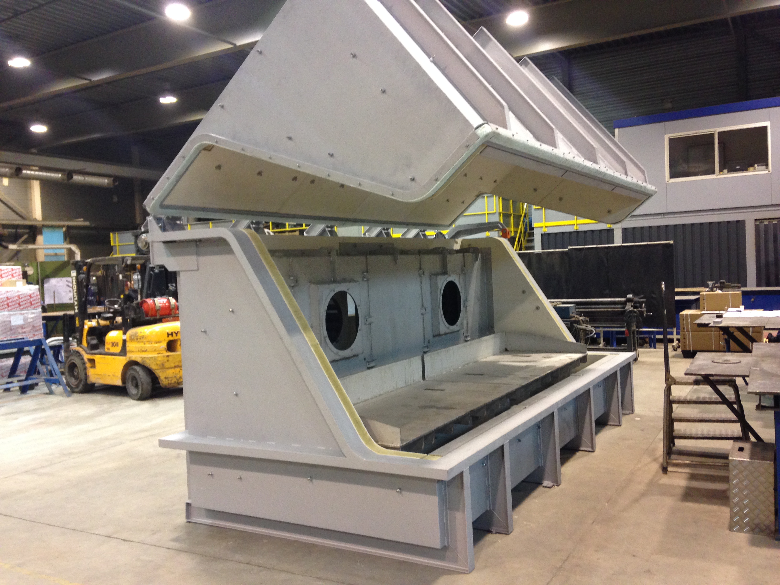 Tiltable aluminium melting furnace 13t with drying stove De Winter