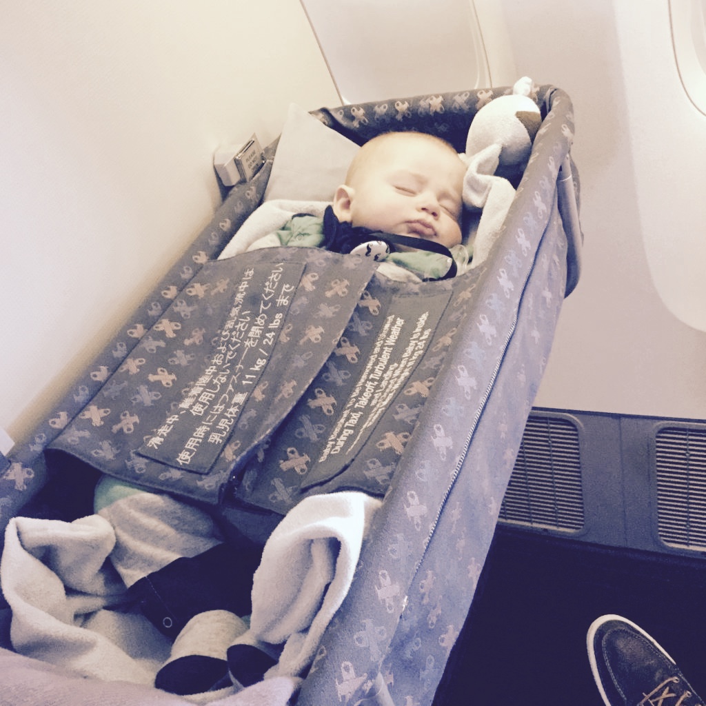 Prendre l'avion avec bébé tout savoir sur l'usage du berceau BB Jetlag