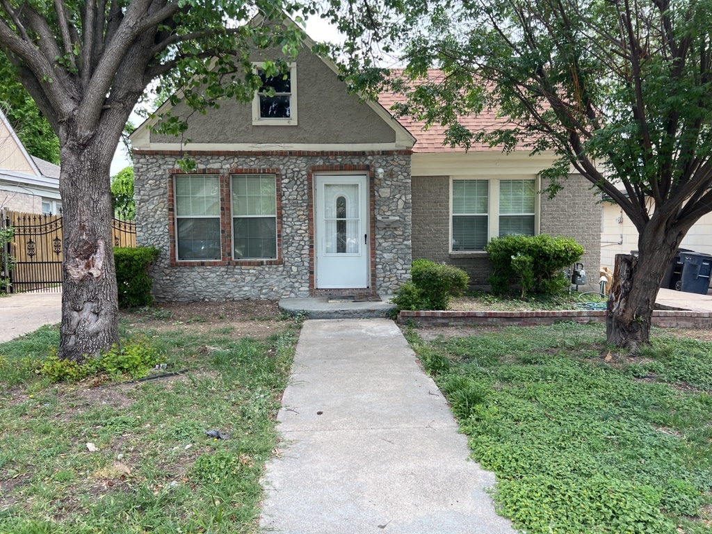 Beautiful One Story 3 Bedroom 2 Bathroom Home for Lease in Fort Worth