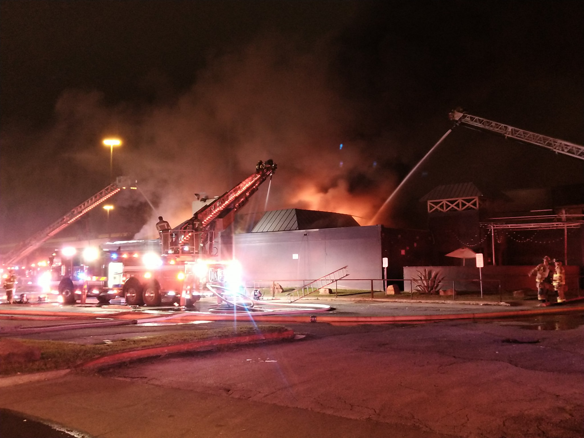 Dallas firefighters respond to commercial fire in northwest Dallas; one