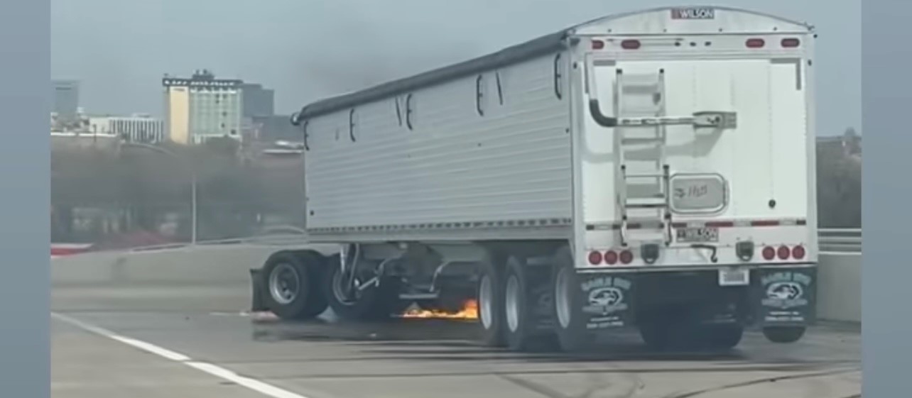 18wheeler jackknifes, leaked fuel catches fire on I35E near downtown