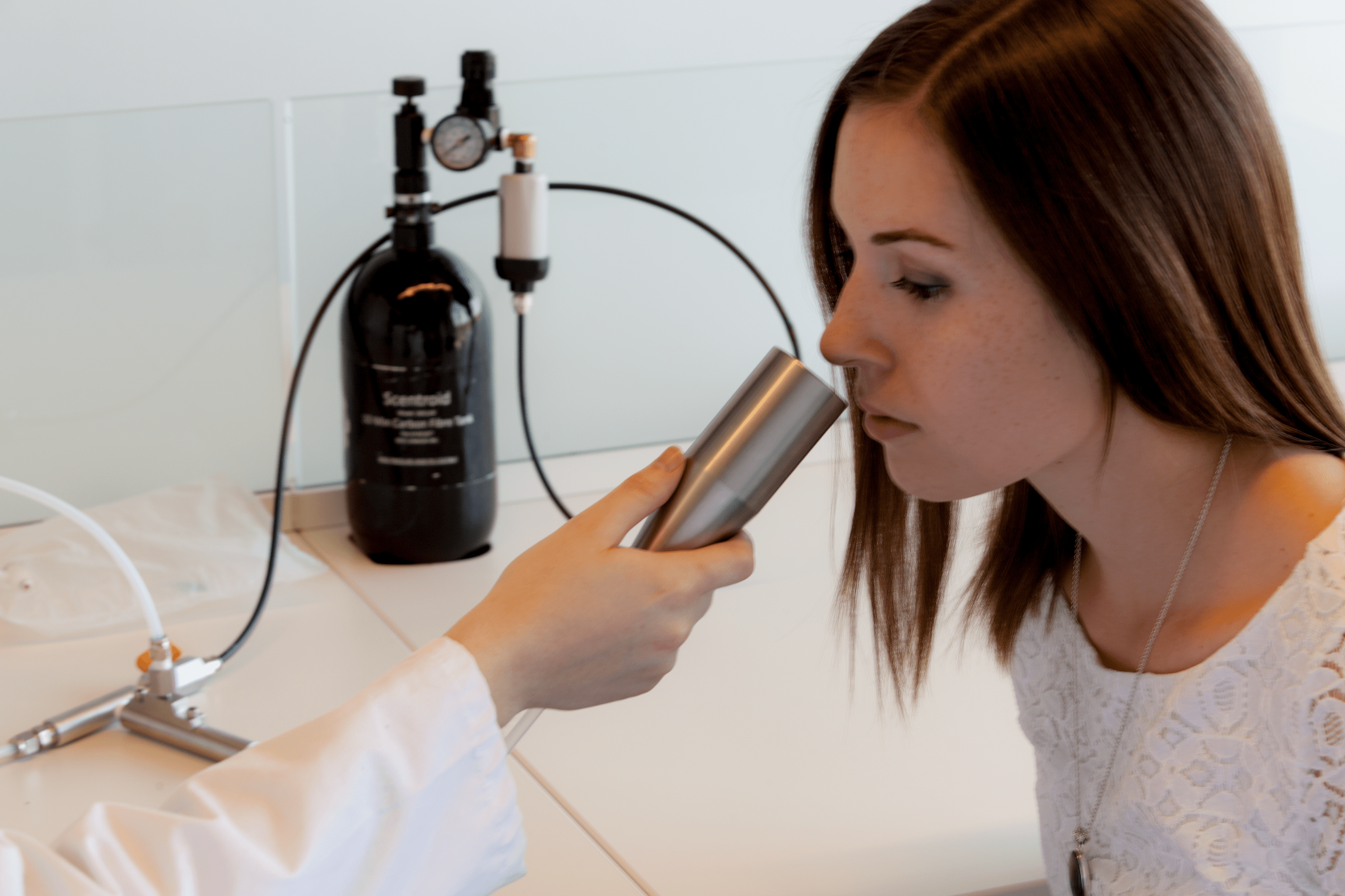 Quantitative measurement of odor detection thresholds using an air