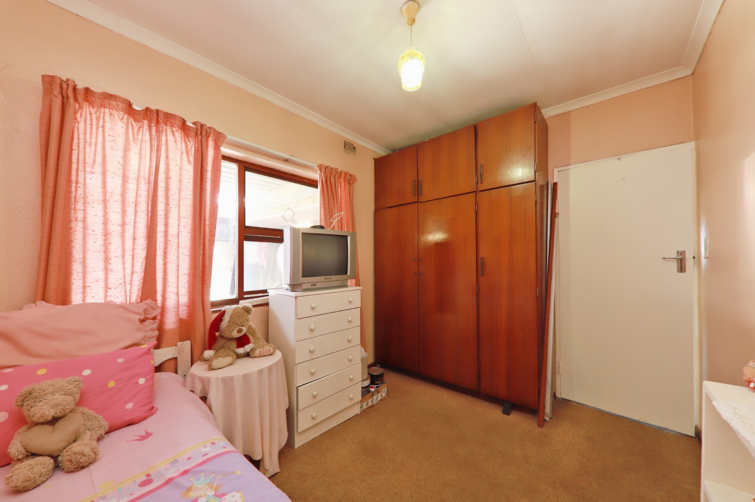 5 Bed Home For Sale in Grassy Park (R 1,795,000)