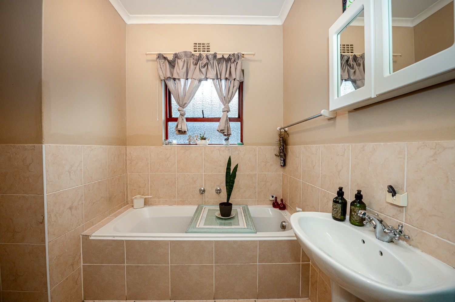 3 Bed Home For Sale in Windsor Park Estate (R 1,650,000)