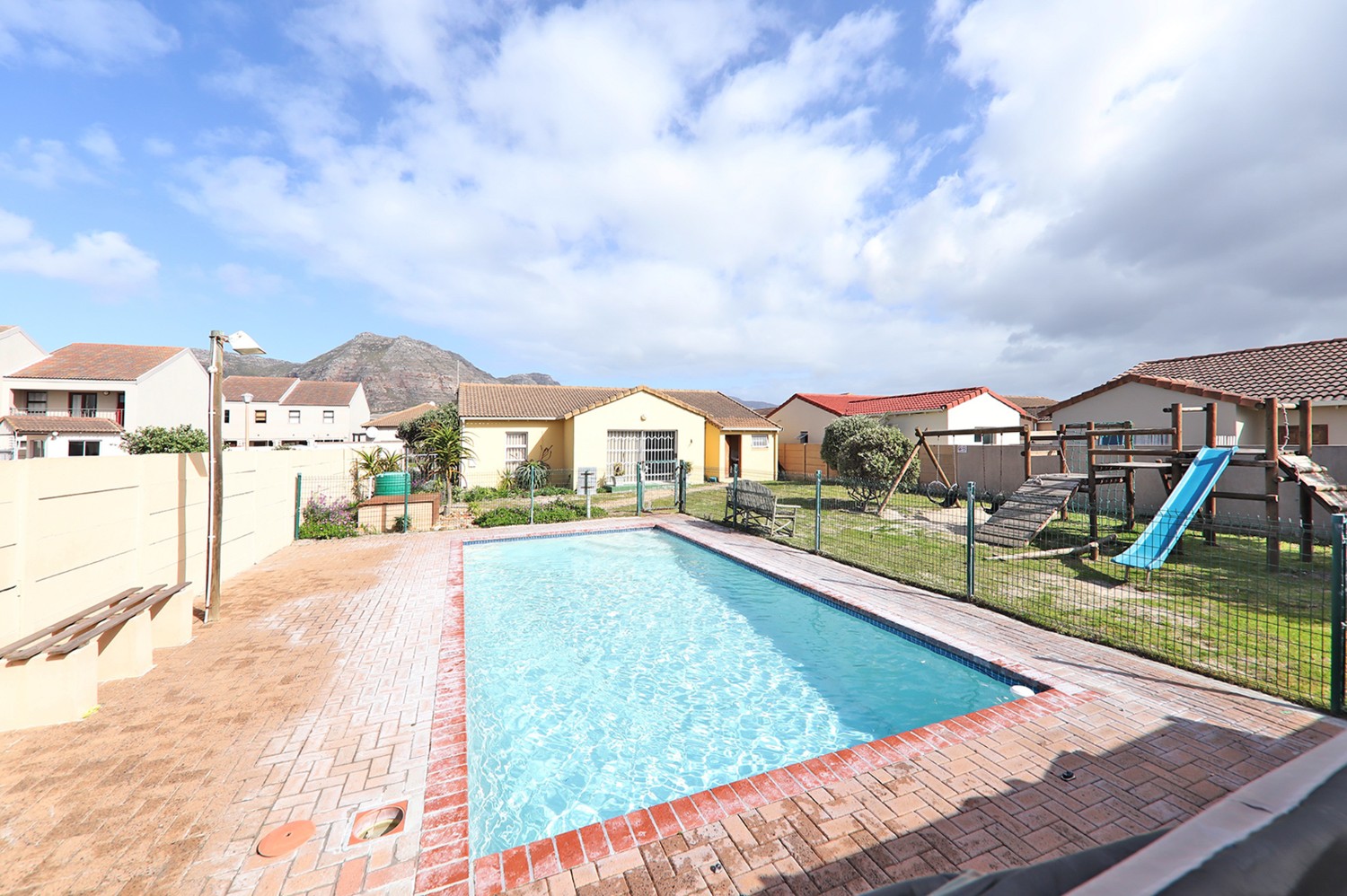 2 Bed Townhouse For Sale in Muizenberg (R 1,355,000)
