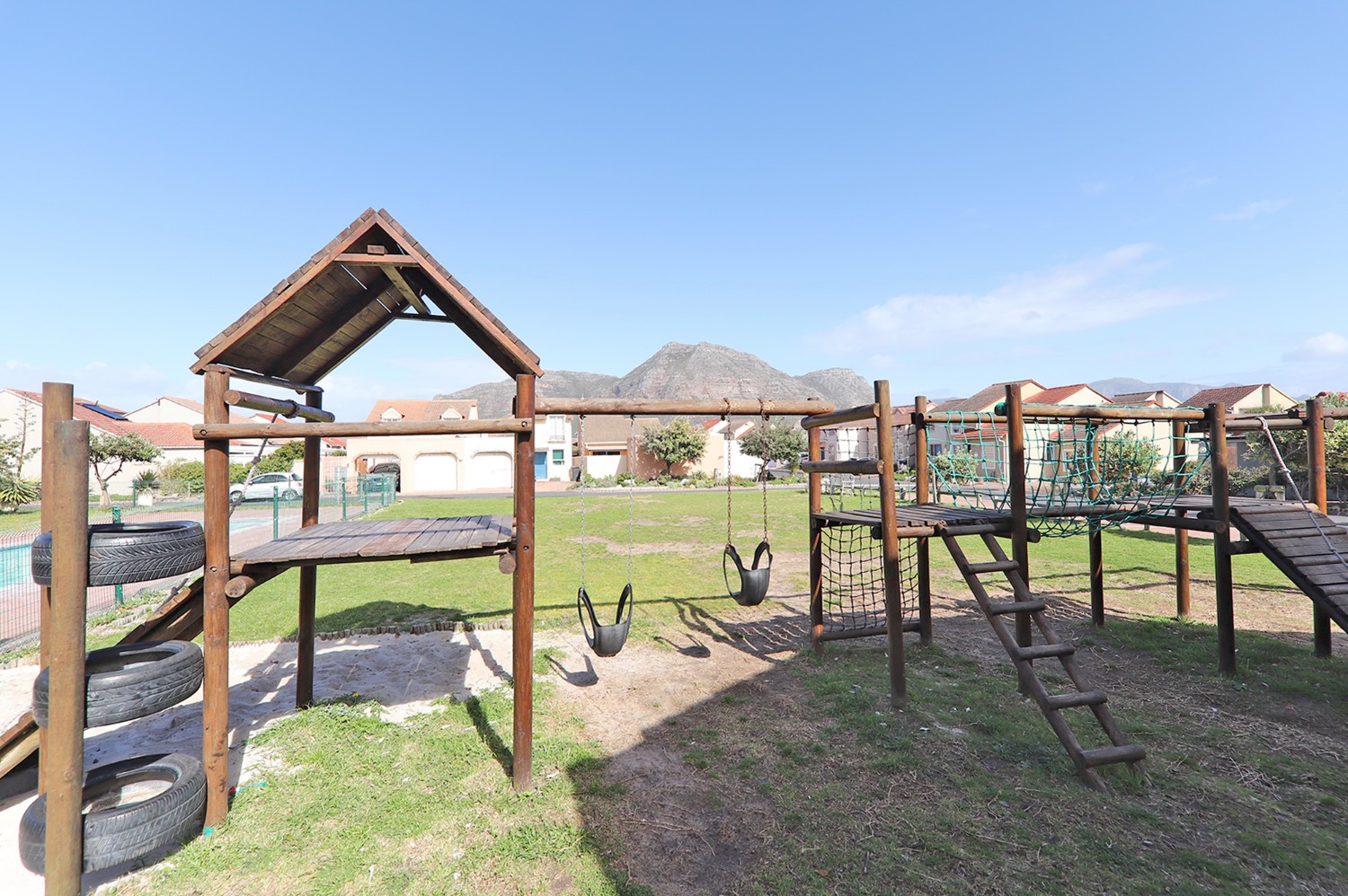 2 Bed Townhouse For Sale in Muizenberg (R 1,355,000)