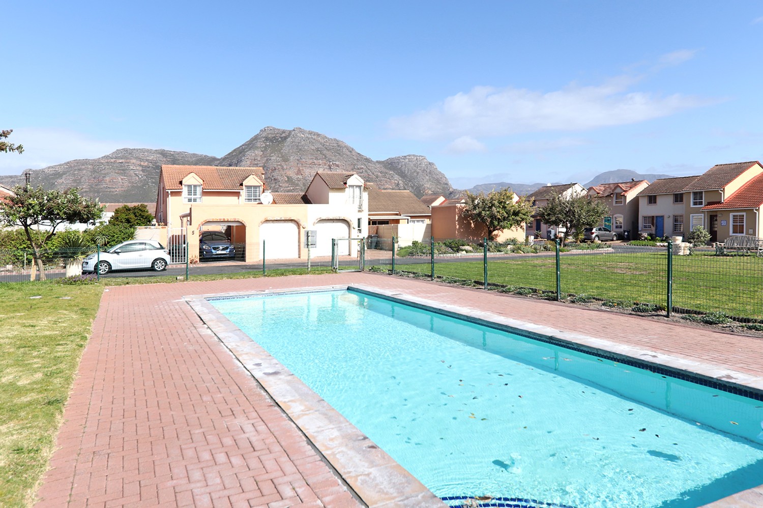 2 Bed Townhouse For Sale in Muizenberg (R 1,355,000)