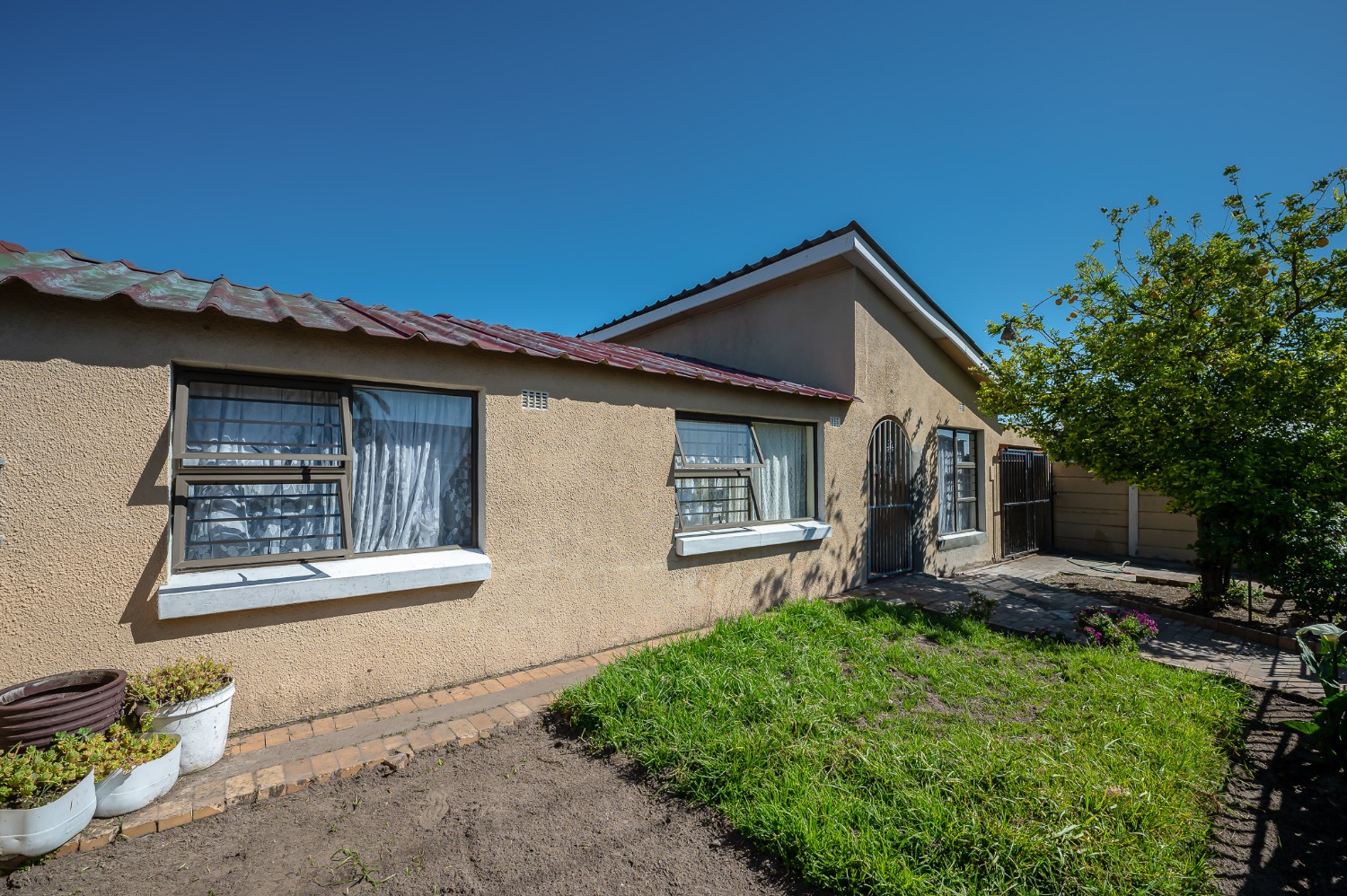 4 Bed Home For Sale in Ravensmead (R 1,199,999)